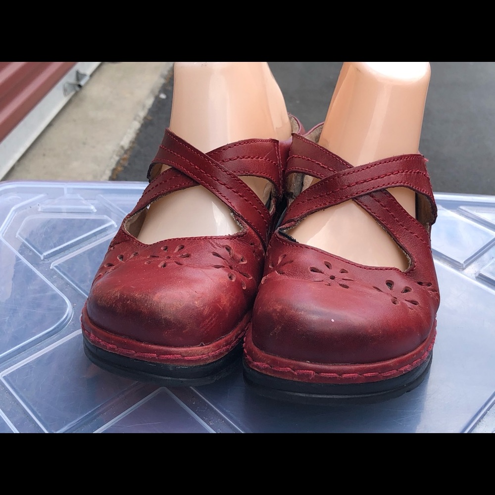 Klogs Slip Resistant Red Leather Clogs Sandals - Picture 3 of 13